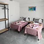 The Pera Μαρμαρίς