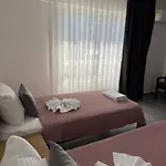 The Pera Μαρμαρίς